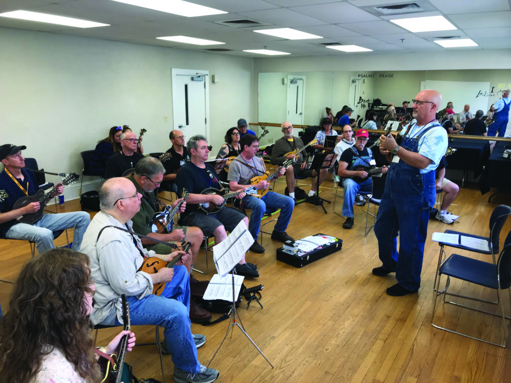 Mike Compton teaching a class
at the Monroe Mandolin Camp