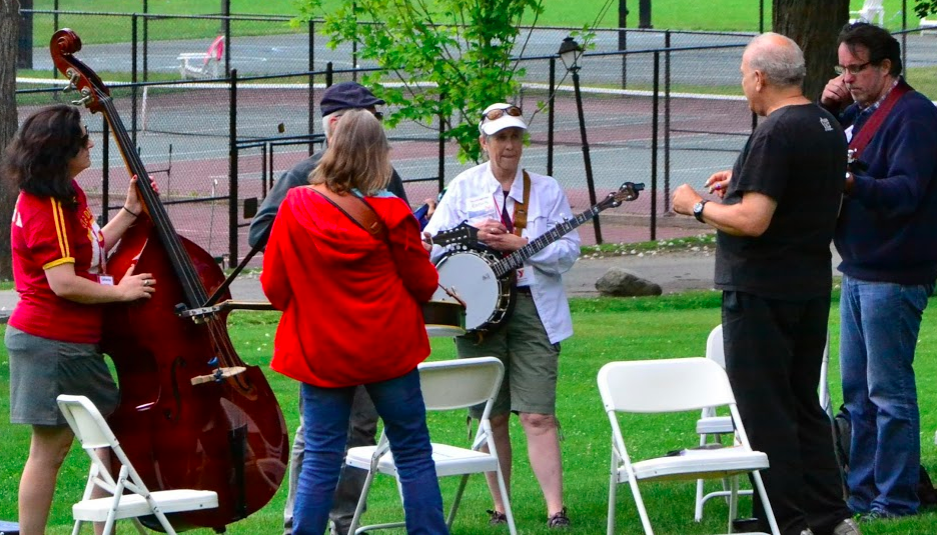 Pete coaching a jam group // Photo by Ted Lehman