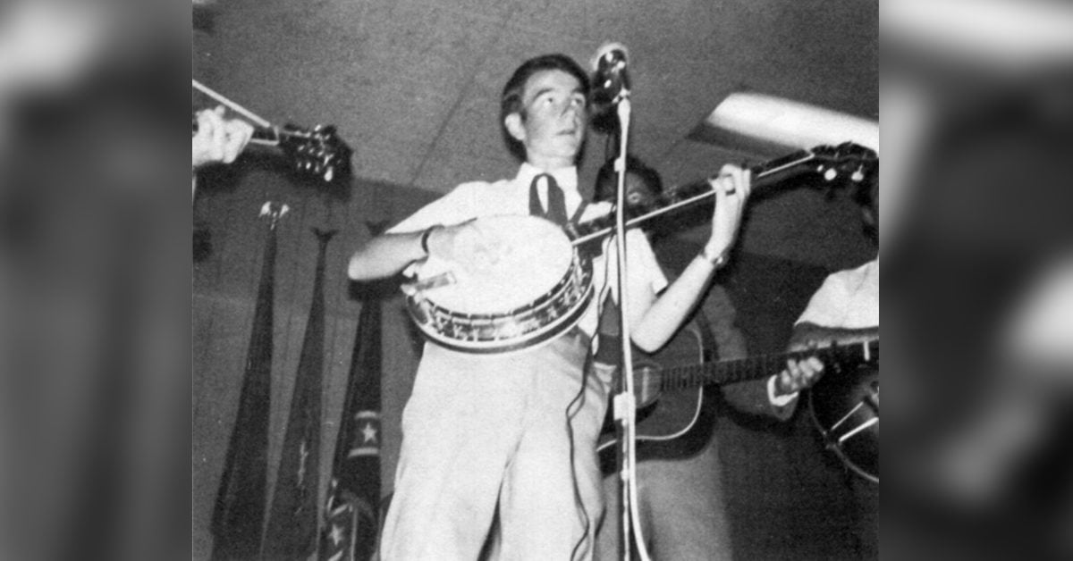Carl Jackson singing with his banjo
