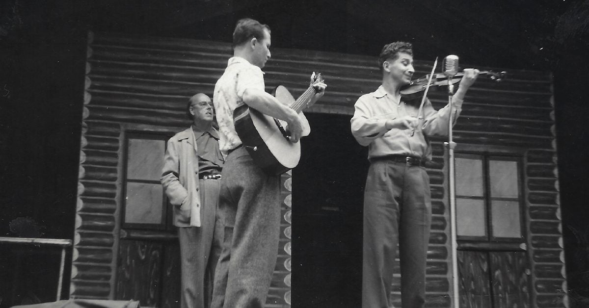 Fiddler’s contest from the stage of Buck Lake Ranch in Angola, Indiana, on September 11, 1949. From left to right, park owner Harry Smythe, guitarist Connie Smith, and fiddler Francis Geels. Photo courtesy of John Schwab.