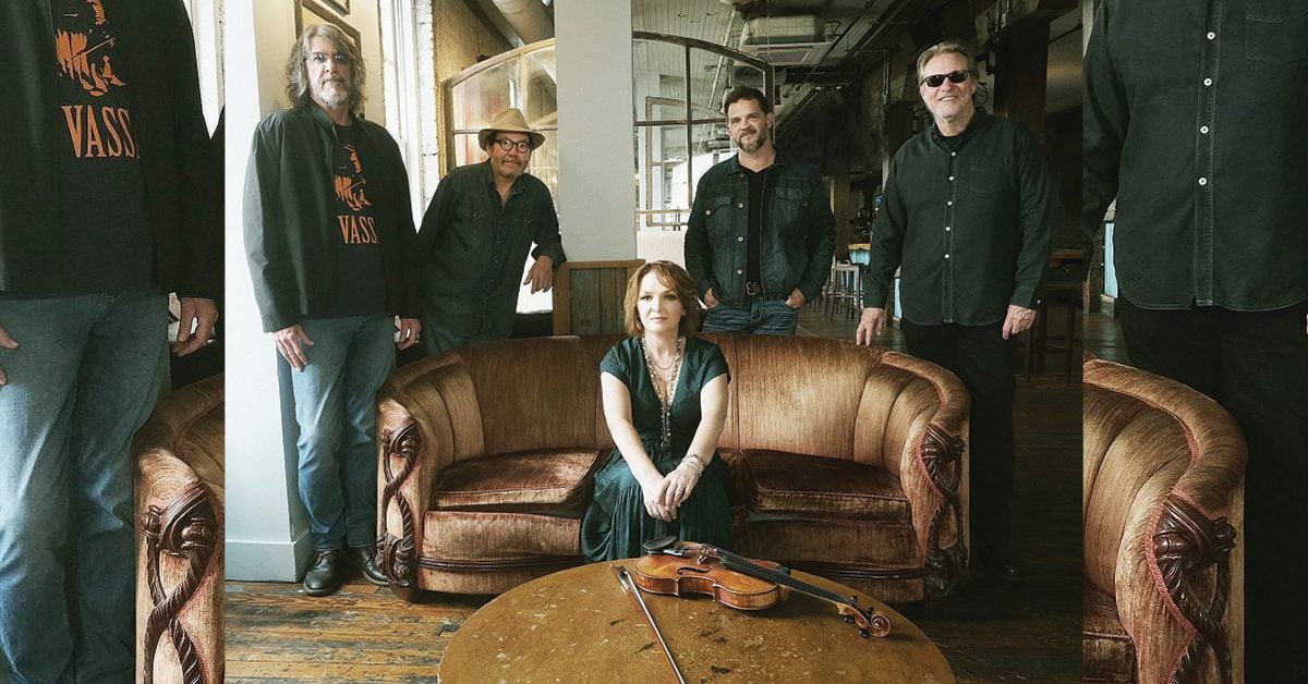 The Steeldrivers (left to right): Brent Truitt, Richard Bailey, Tammy Rogers, Matt Dame, and Mike Fleming.